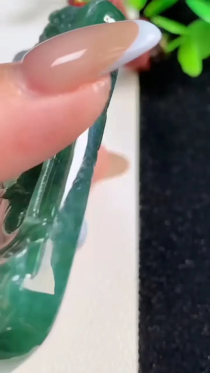 天然A货翡翠一念之间吊坠，尺寸74.8-43.8-11.2，重量:92.55g
11月5日