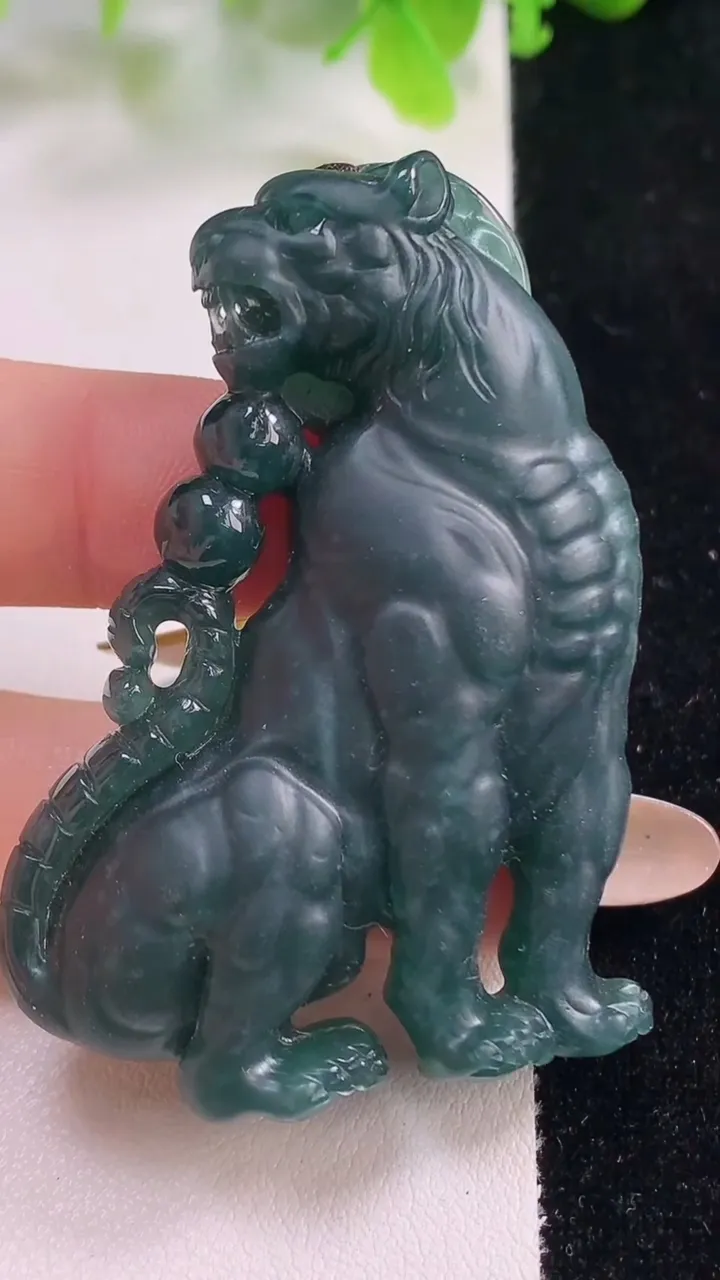 天然A货翡翠生肖虎吊坠，尺寸56-37.7-11，重量:37.33g
11月5日