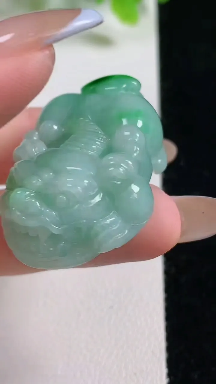 天然A货翡翠貔貅吊坠，尺寸40.5-21.8-12，重量:25.84g
11月5日