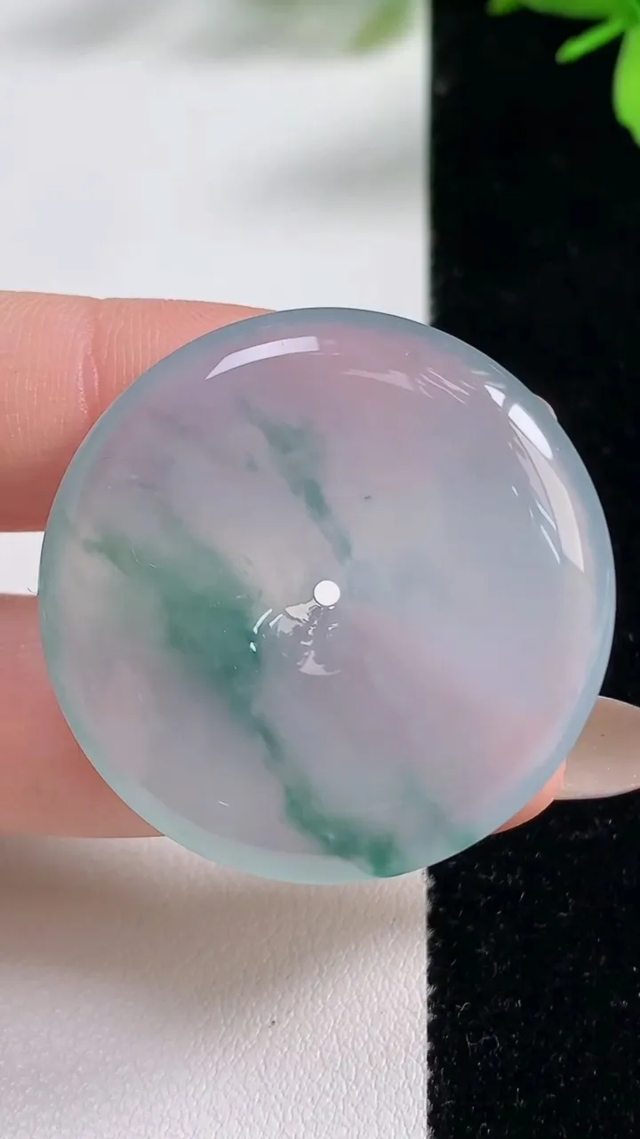 天然A货翡翠种飘花平安扣吊坠，尺寸35.8-5.8，重量:15.69g
11月5日