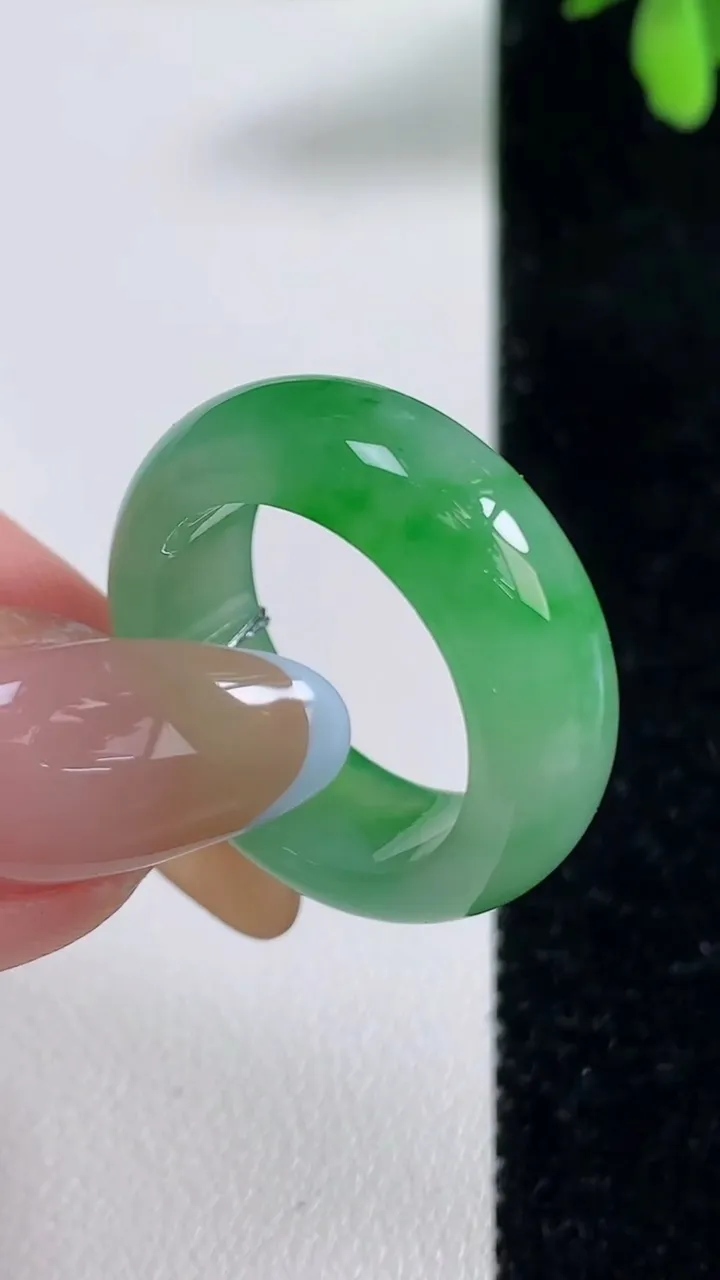 天然A货翡翠指环戒指，尺寸18.7-8-3.9，重量:7.36g2025年11月5日
工厂直销收藏佳品,种好水足，色泽均匀，有种有色，上手高大气！