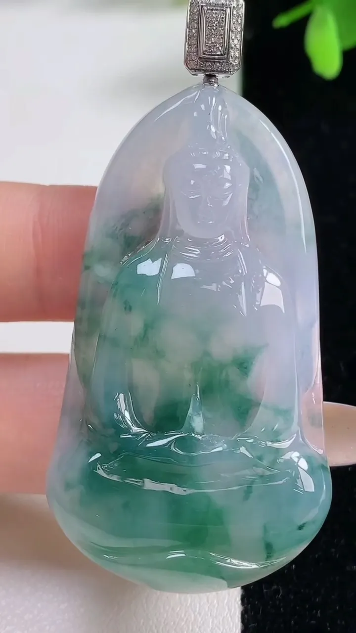 天然A货翡翠种飘花素衣观音吊坠，尺寸53.3-30.5-6.8，重量:19.55g
11月5日