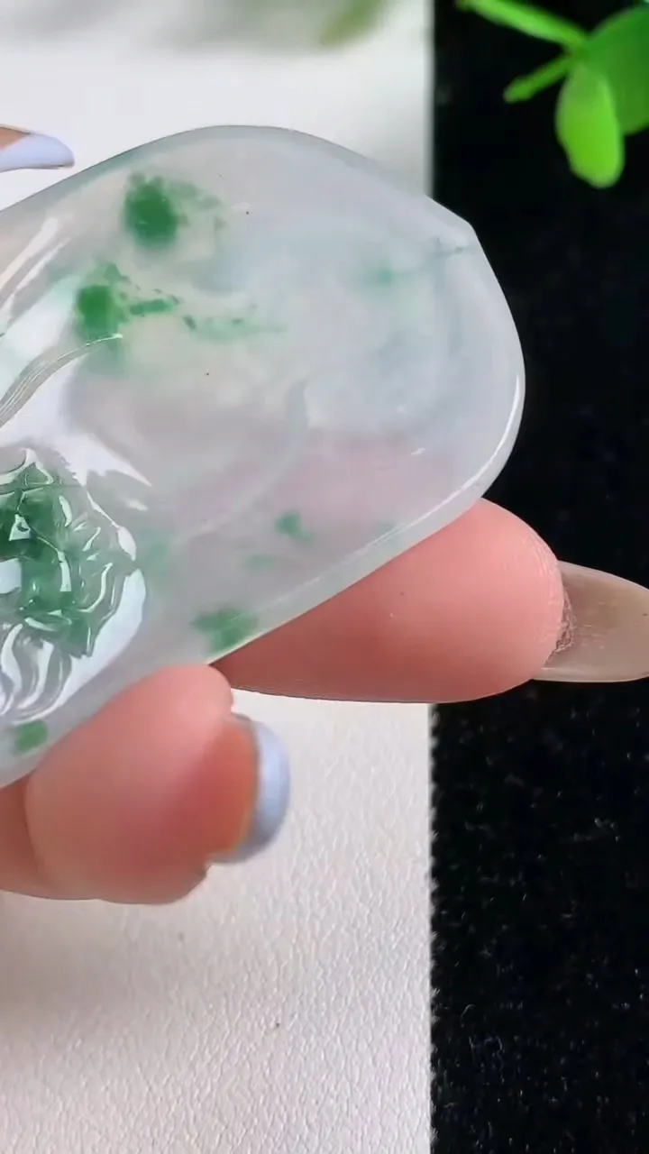 天然A货翡翠大势至菩萨吊坠，尺寸63-33.3-5.9，重量:28.18g
11月5日