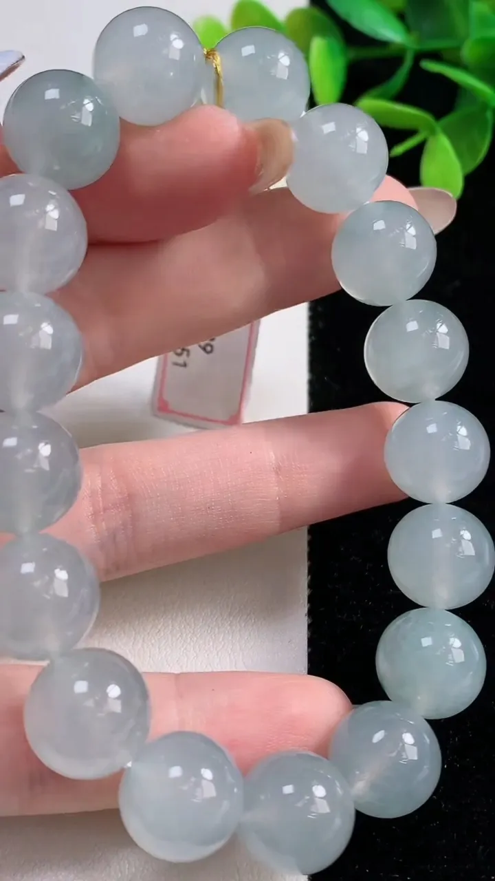 天然A货翡翠种飘花圆珠手串，尺寸12.3-17颗，重量:56.49g11月5日
工厂直销收藏佳品,种