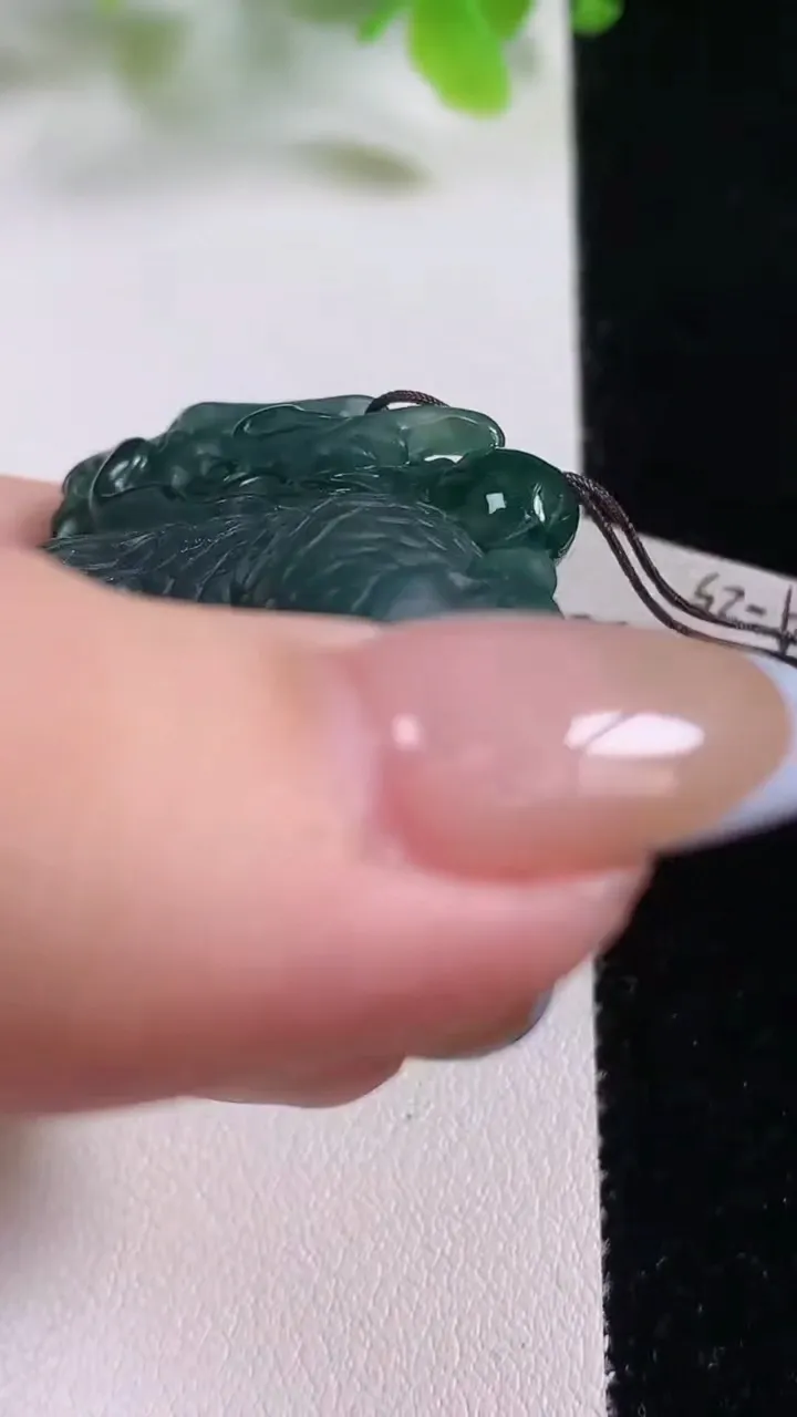 天然A货翡翠麒麟牌吊坠，尺寸35.6-42.5-10.7，重量:33.49g
11月5日