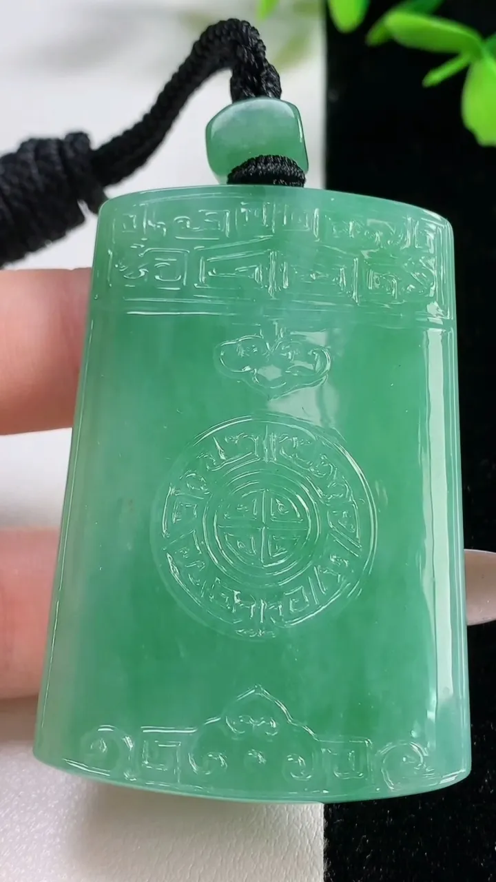 天然A货翡翠仿古无事牌吊坠，尺寸56-38-7.2，重量:43.45g
11月5日