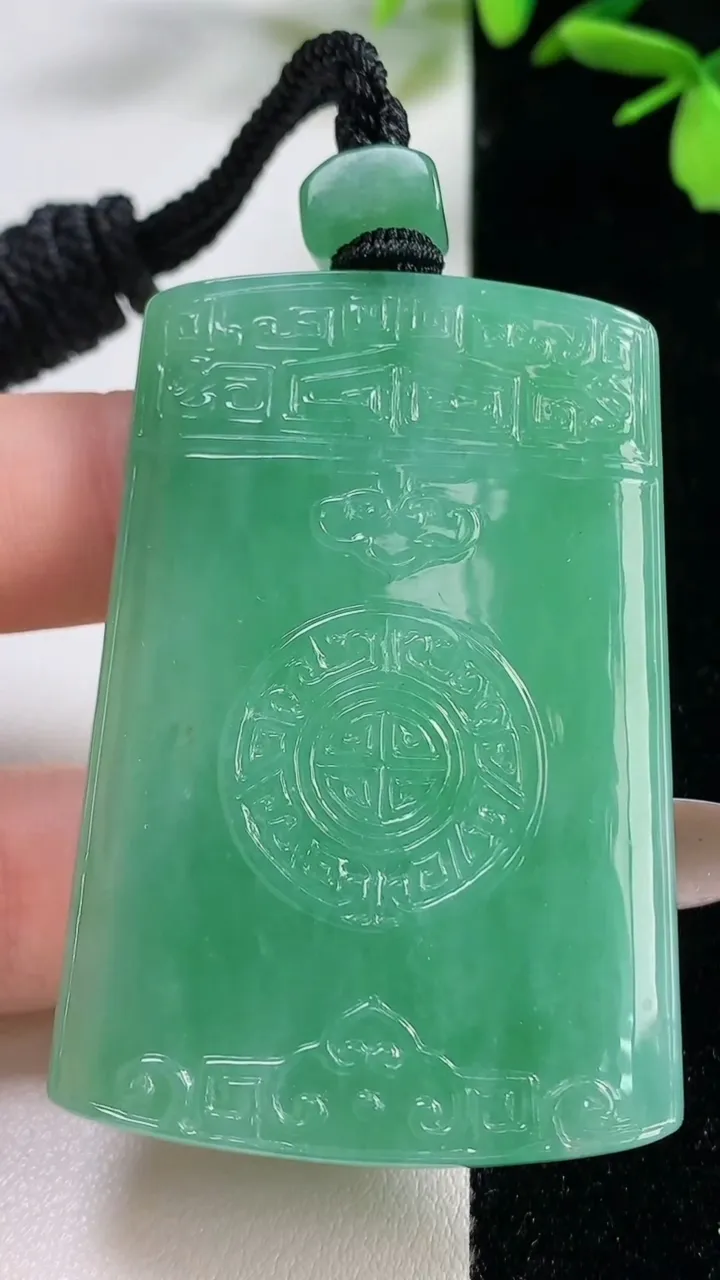 天然A货翡翠仿古无事牌吊坠，尺寸56-38-7.2，重量:43.45g
11月5日
