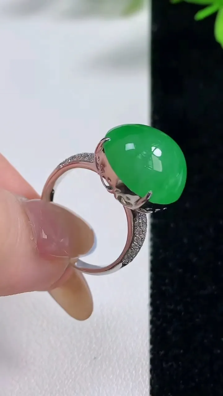 天然A货翡翠蛋面戒指，尺寸17.7-15.5-15-12.2，重量:7.07g2025年11月5日
工厂直销收藏佳品,种好水足，色泽均匀，有种有色，上手高大气！