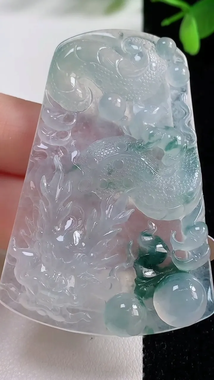 天然A货翡翠种飘花龙牌吊坠，尺寸62.2-40.3-6.4，重量:24.43g
11月5日