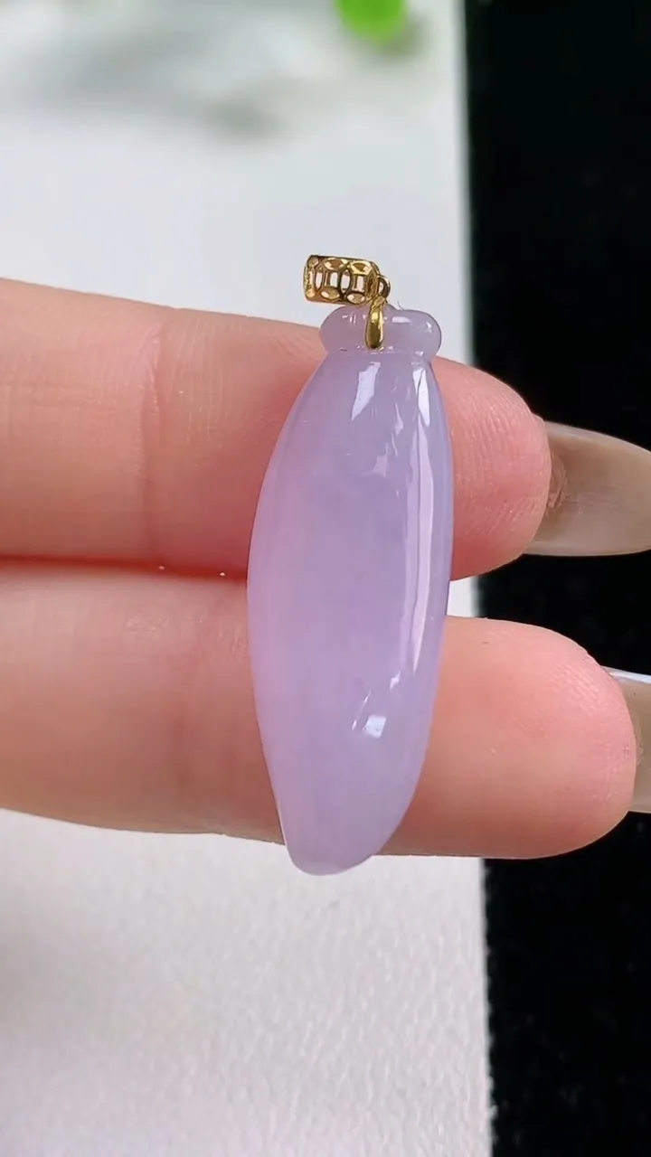 天然A货翡翠种紫罗兰福瓜吊坠，尺寸30-10.6-6.1，重量:3.95g
11月5日