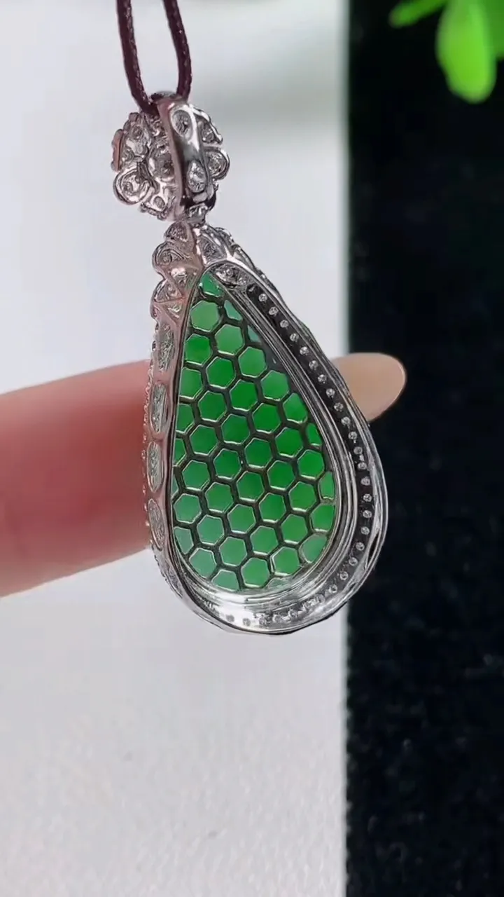 天然A货翡翠水滴吊坠，尺寸343-15.4-7.5
11月5日