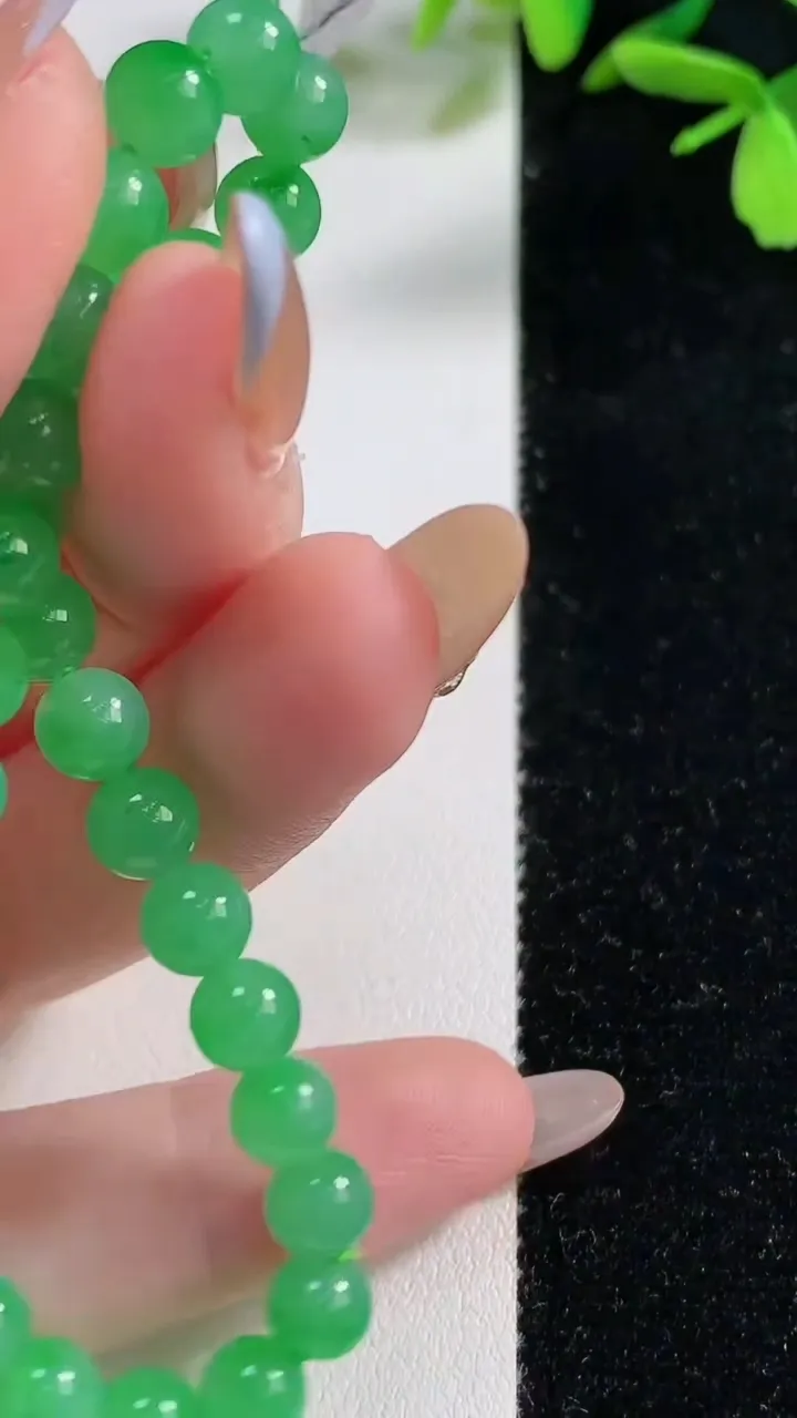 天然A货翡翠圆珠手串，尺寸6-30颗，重量:11.69g11月5日
工厂直销收藏佳品,种好水足，色泽均匀，有种有色，上手高大气！