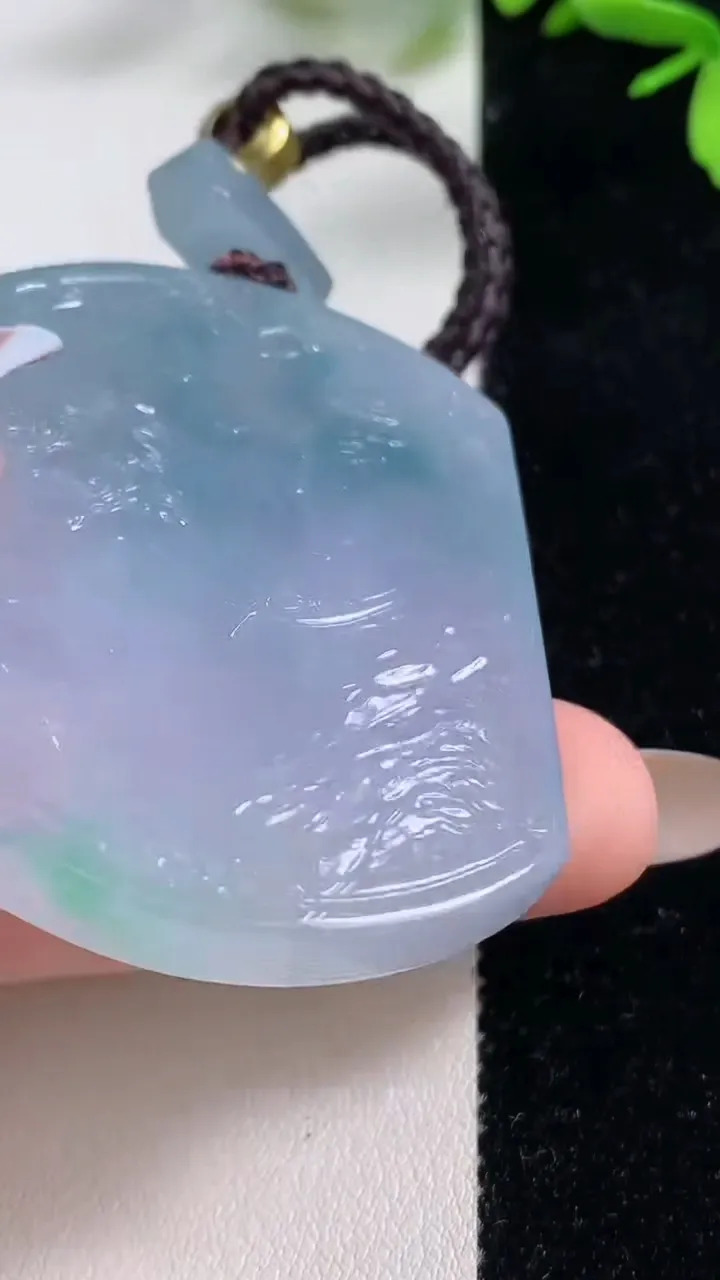 天然A货翡翠种紫罗兰飘花山水牌吊坠，尺寸52.7-39.6-6.1，重量:40.87g
11月5日