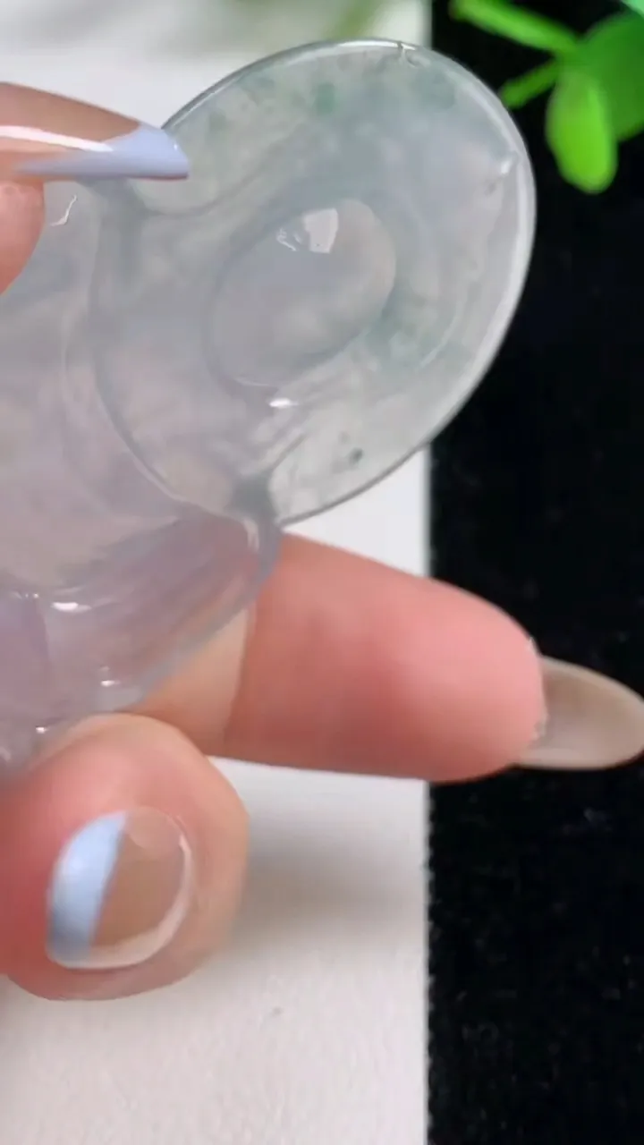 天然A货翡翠种飘花观音菩萨吊坠，尺寸66.7-41-7，重量:31.34g
11月5日