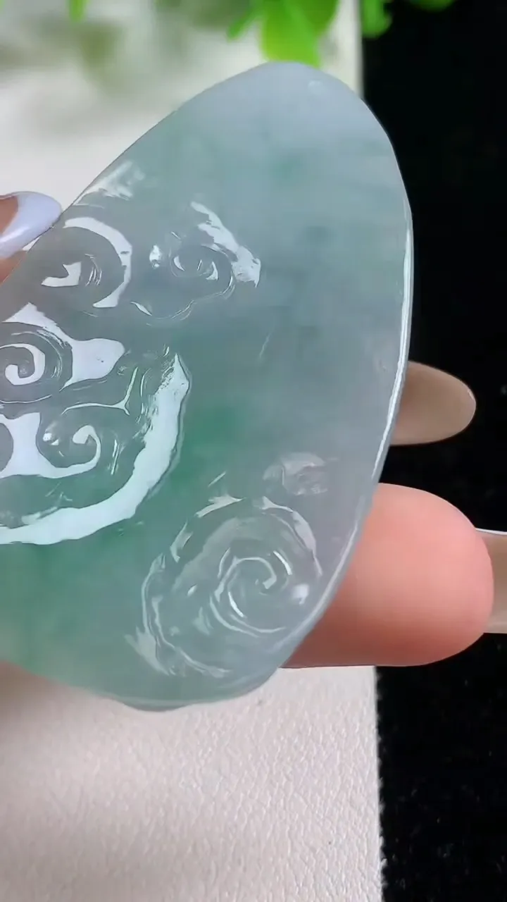 天然A货翡翠无相观音菩萨吊坠，尺寸55.2-32.3-6.5，重量:25.07g
11月5日