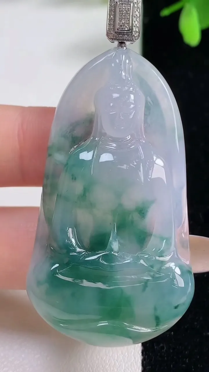 天然A货翡翠种飘花素衣观音吊坠，尺寸53.3-30.5-6.8，重量:19.55g
11月5日