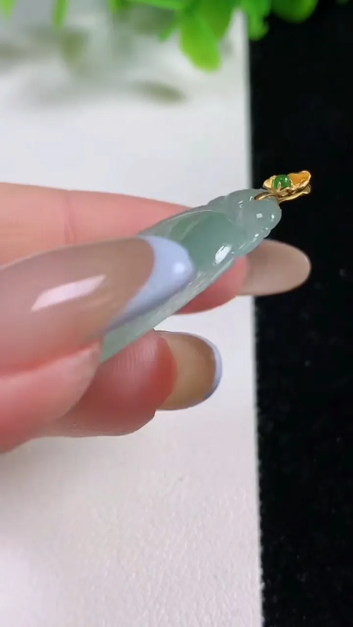 天然A货翡翠如意吊坠，尺寸37-23-3.3，重量:6.57g
11月5日