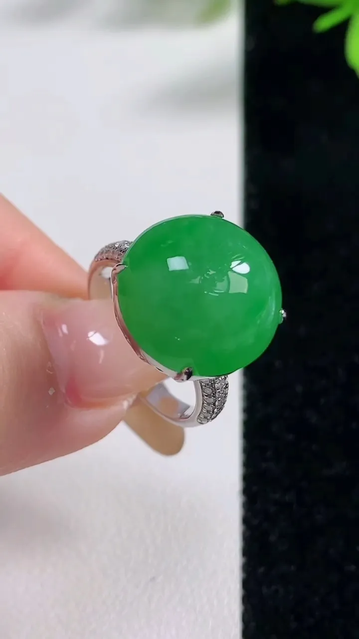天然A货翡翠蛋面戒指，尺寸17.7-15.5-15-12.2，重量:7.07g2025年11月5日
工厂直销收藏佳品,种好水足，色泽均匀，有种有色，上手高大气！