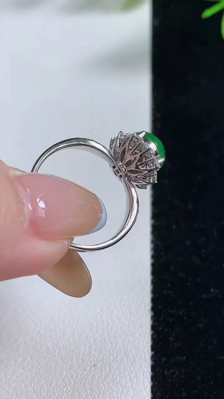 天然A货翡翠蛋面戒指，尺寸176-9.5-7.7-9.6，重量:2.96g2025年11月5日
工厂直销收藏佳品,种好水足，色泽均匀，有种有色，上手高大气！