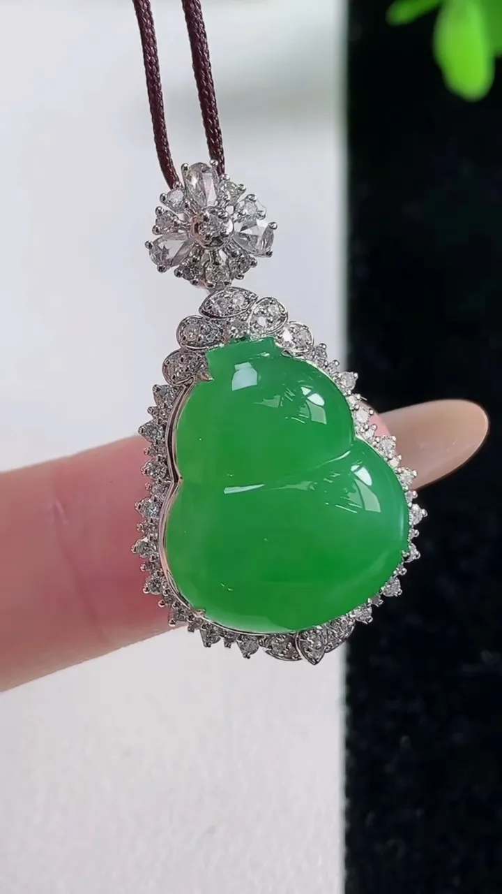 天然A货翡翠葫芦吊坠，尺寸31.5-18.4-9.2，裸石18-14.5重量:4.88g
11月5日