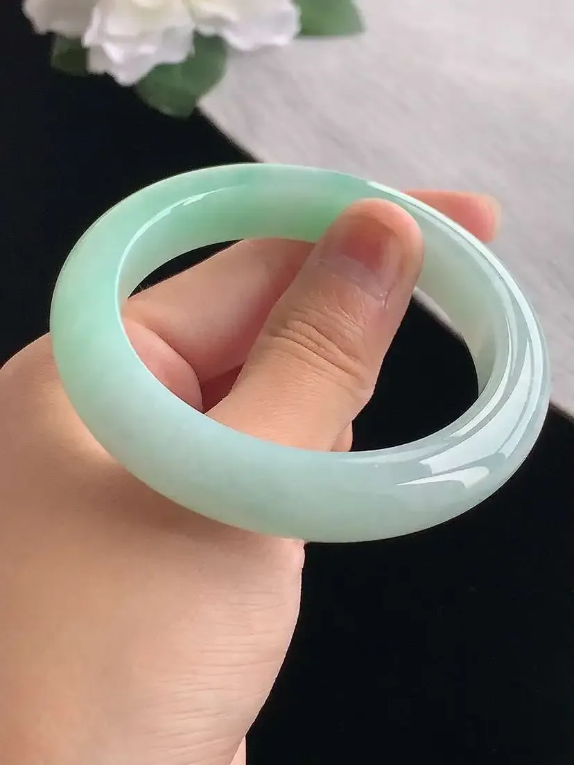 a货翡翠老坑冰种飘绿正装正圈手镯53-54圈口  尺寸53.3×11×8.8mm 重量57.20g 