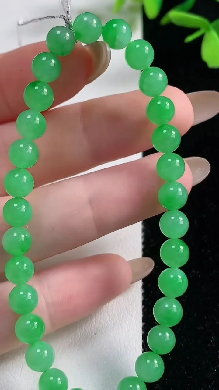 天然A货翡翠圆珠手串，尺寸6-30颗，重量:11.69g11月5日
工厂直销收藏佳品,种好水足，色泽均匀，有种有色，上手高大气！