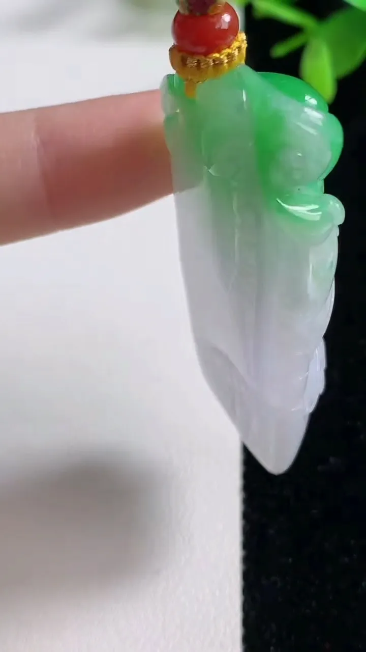 天然A货翡翠节节高升 竹节吊坠，尺寸49.8-21.7-11.2，重量:30.19g
11月5日