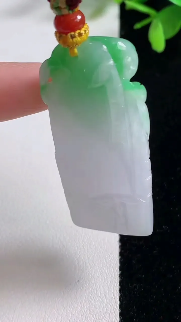 天然A货翡翠节节高升 竹节吊坠，尺寸49.8-21.7-11.2，重量:30.19g
11月5日