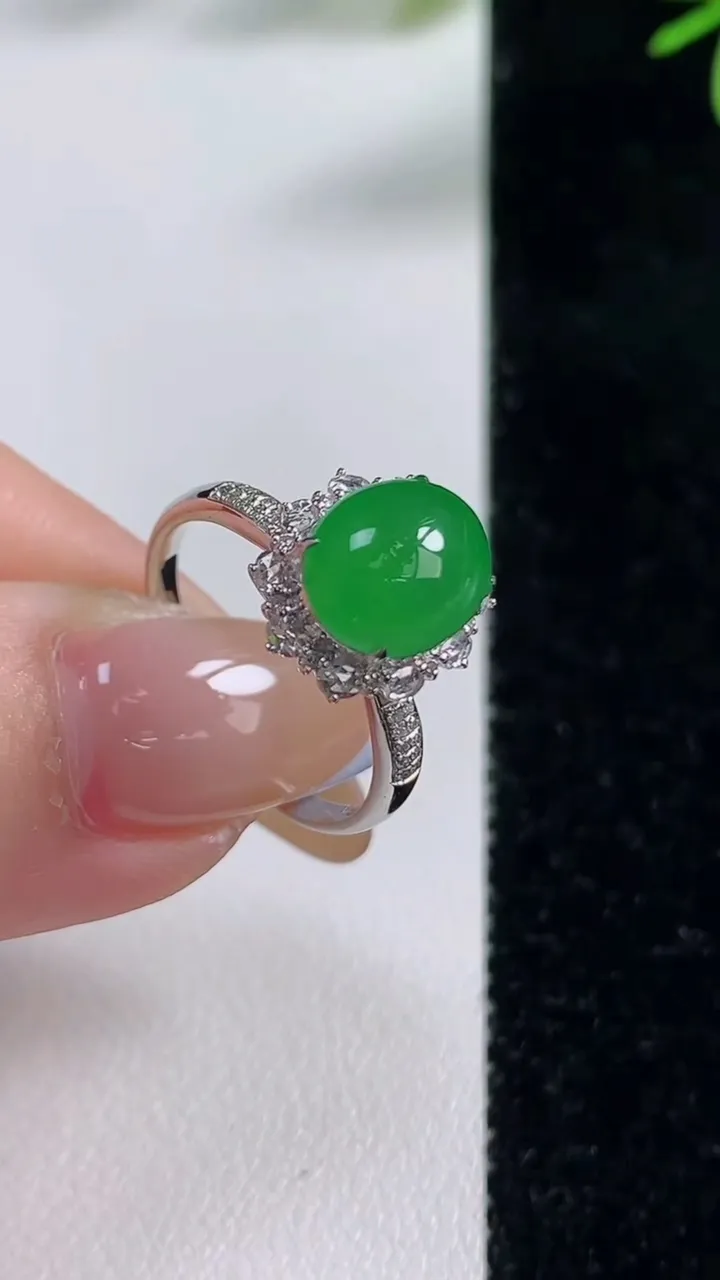 天然A货翡翠蛋面戒指，尺寸176-9.5-7.7-9.6，重量:2.96g2025年11月5日
工厂直销收藏佳品,种好水足，色泽均匀，有种有色，上手高大气！