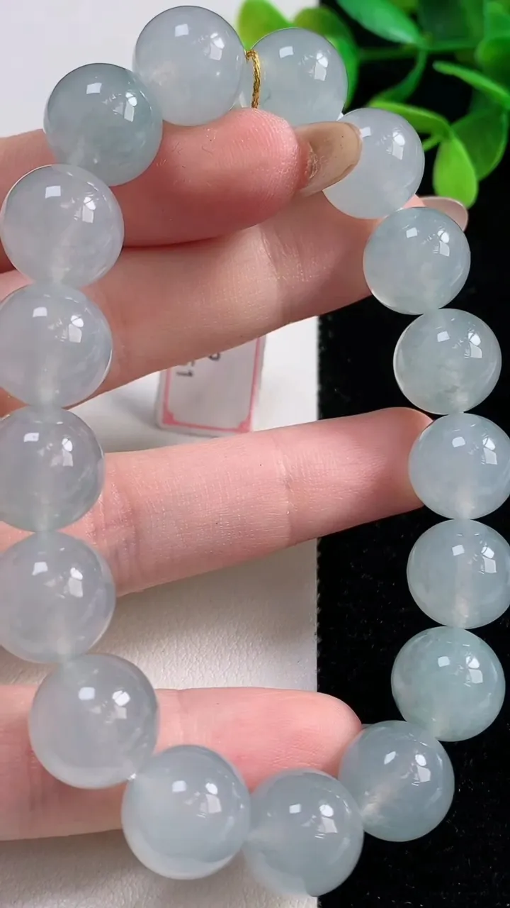 天然A货翡翠种飘花圆珠手串，尺寸12.3-17颗，重量:56.49g11月5日
工厂直销收藏佳品,种