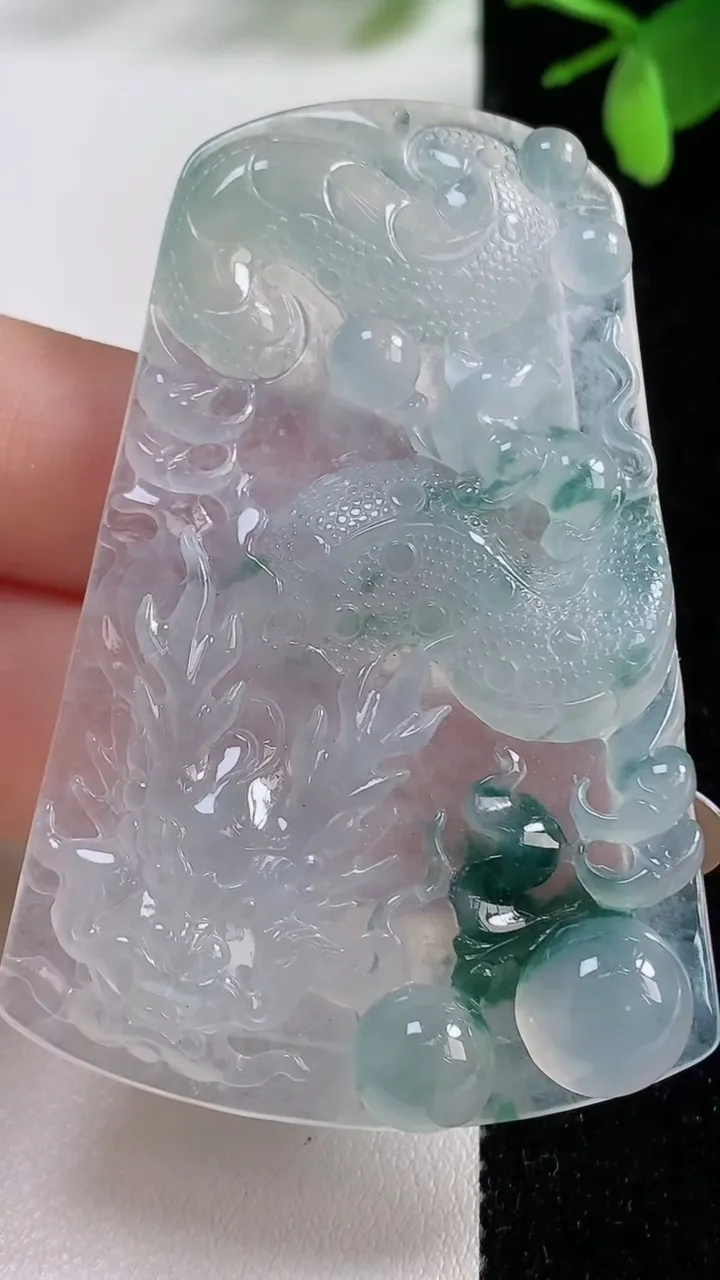 天然A货翡翠种飘花龙牌吊坠，尺寸62.2-40.3-6.4，重量:24.43g
11月5日