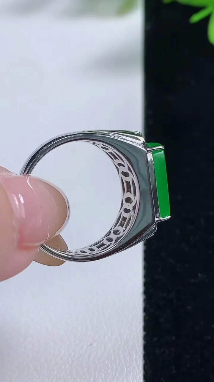 天然A货翡翠马鞍戒指，尺寸19.2-13.7-5.4-6.8，重量:4.46g2025年11月5日
工厂直销收藏佳品,种好水足，色泽均匀，有种有色，上手高大气！