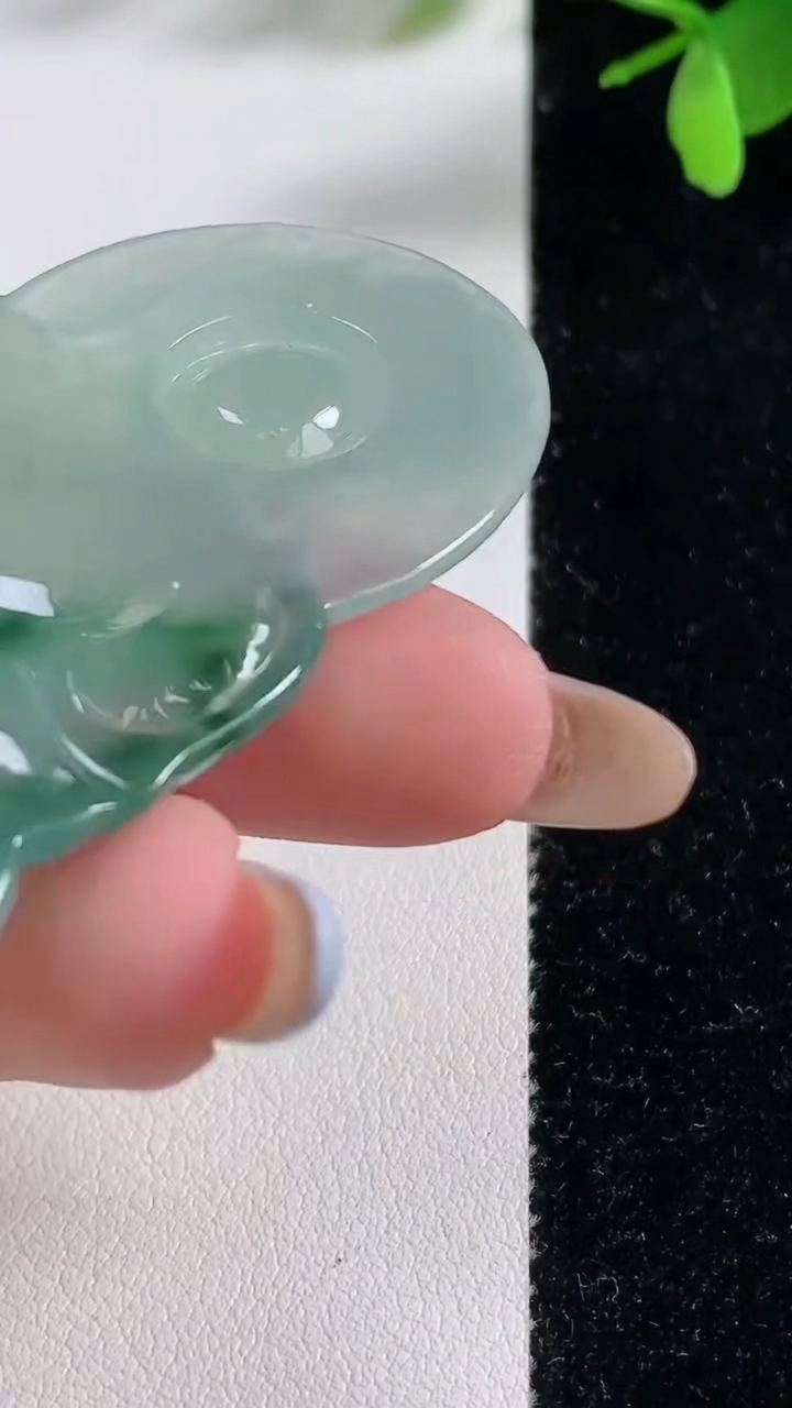 天然A货翡翠种飘花观音菩萨吊坠，尺寸65-41.3-5.5，重量:26.66g
11月5日