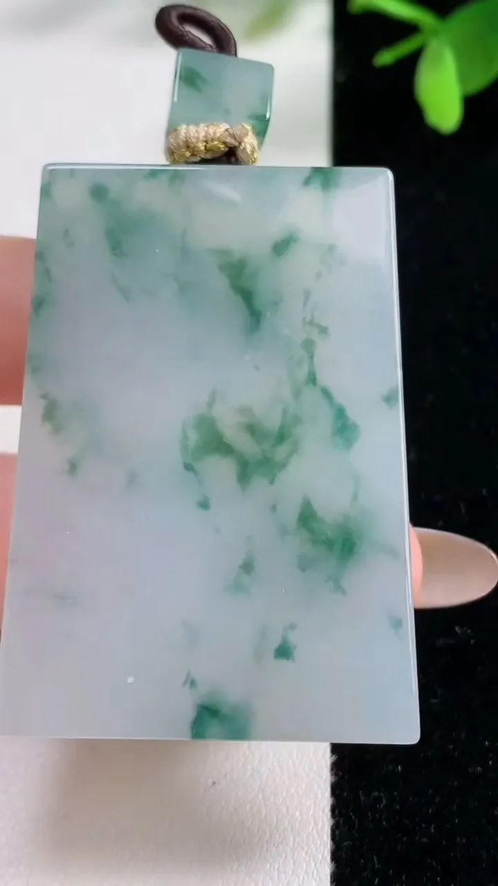 天然A货翡翠种飘花无事牌吊坠，尺寸49-33.8-5.6，重量:32.31g
11月5日