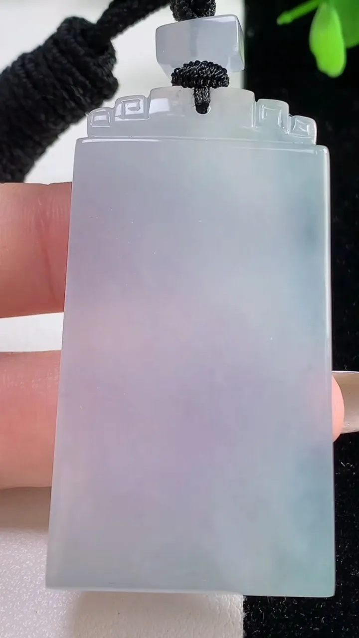 天然A货翡翠紫罗兰无事牌吊坠，尺寸56.6-31-5.5，重量:34.34g
11月5日