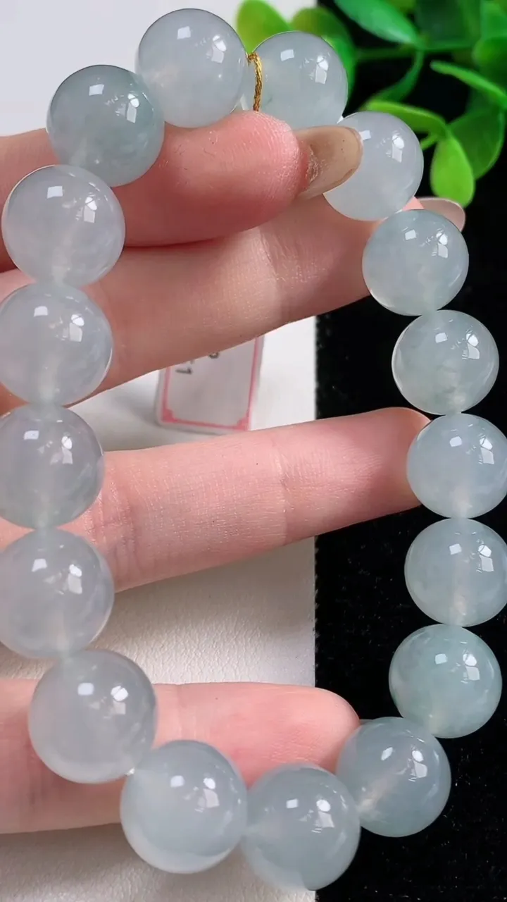 天然A货翡翠种飘花圆珠手串，尺寸12.3-17颗，重量:56.49g11月5日
工厂直销收藏佳品,种好水足，色泽均匀，有种有色，上手高大气！