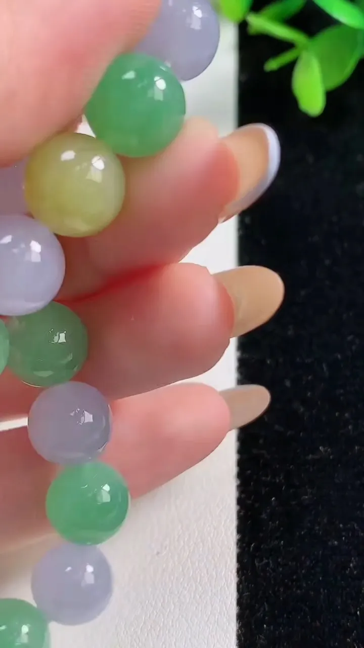天然A货翡翠三彩圆珠手串，尺寸10-19颗，重量:33.28g11月5日
工厂直销收藏佳品,种好水足，色泽均匀，有种有色，上手高大气！