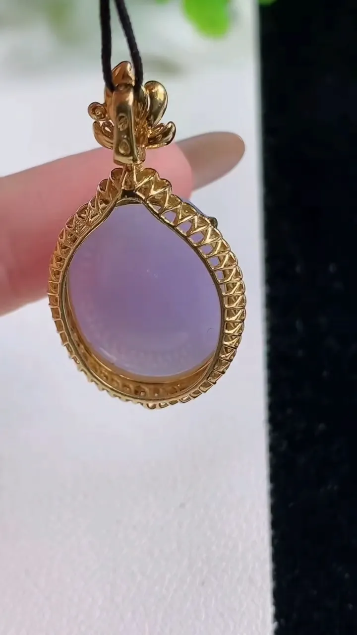 天然A货翡翠种紫罗兰蛋面吊坠，尺寸34-18.7-12.9裸石19.6-15，重量:8.61g
11月6日