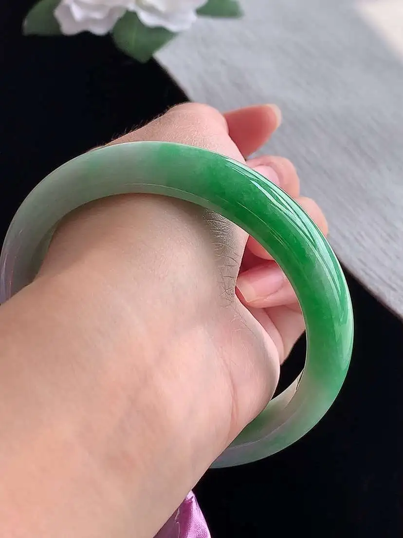 a货翡翠老坑冰种飘绿正装正圈手镯61-62大圈口  尺寸61.8×12.8×8mm 1105