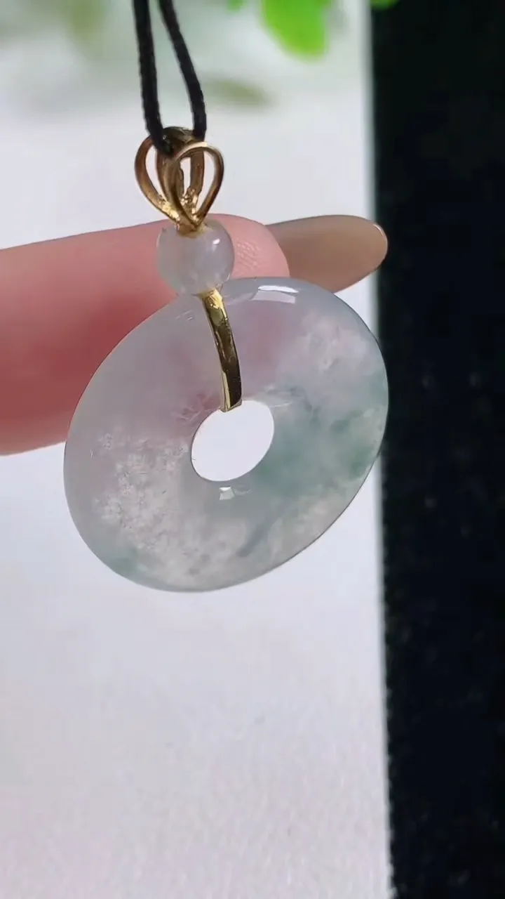 天然A货翡翠种飘花平安环吊坠，尺寸22.4-3.5，重量:4.16g
11月6日