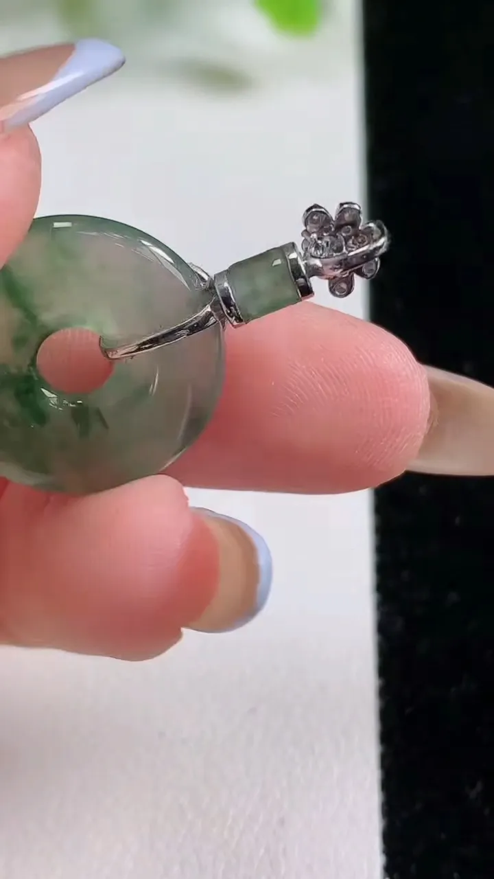 天然A货翡翠花平安环吊坠，尺寸19.6-3.4，重量:3.81g
11月6日