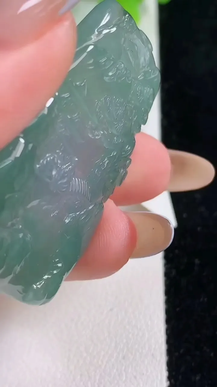 天然A货翡翠山水牌吊坠，尺寸45-29.5-6.3，重量:19.04g
11月6日