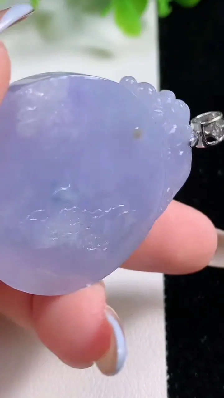 天然A货翡翠种紫罗兰花开富贵 无事牌吊坠，尺寸43-34.8-6.9，重量:23.15g
11月6日