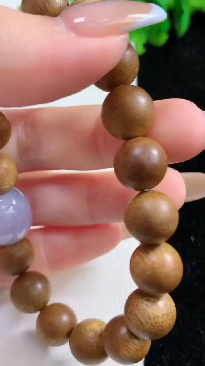 天然A货翡翠种紫罗兰路路通檀香手串，尺寸13.4-12.4，重量:9.37g11月6日
工厂直销收藏佳品,种好水足，色泽均匀，有种有色，上手高大气！