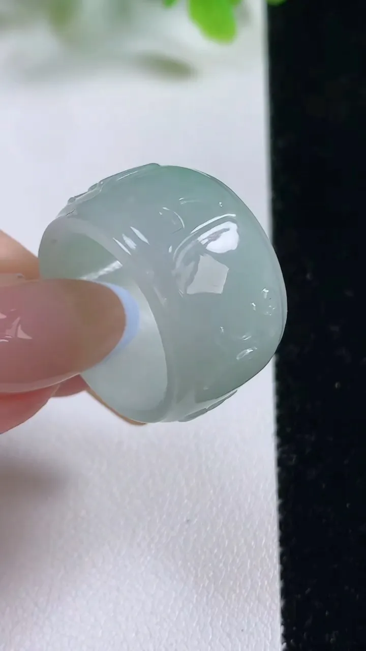 天然A货翡翠扳指 戒指，尺寸19.3-14-2.4，重量:8.74g2025年11月6日
工厂直销收藏佳品,种好水足，色泽均匀，有种有色，上手高大气！