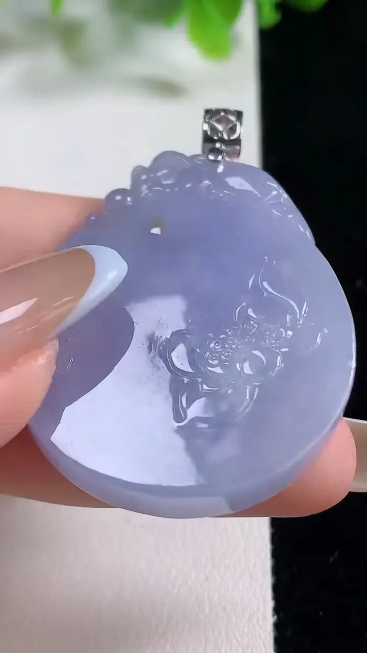 天然A货翡翠种紫罗兰花开富贵 无事牌吊坠，尺寸43-34.8-6.9，重量:23.15g
11月6日