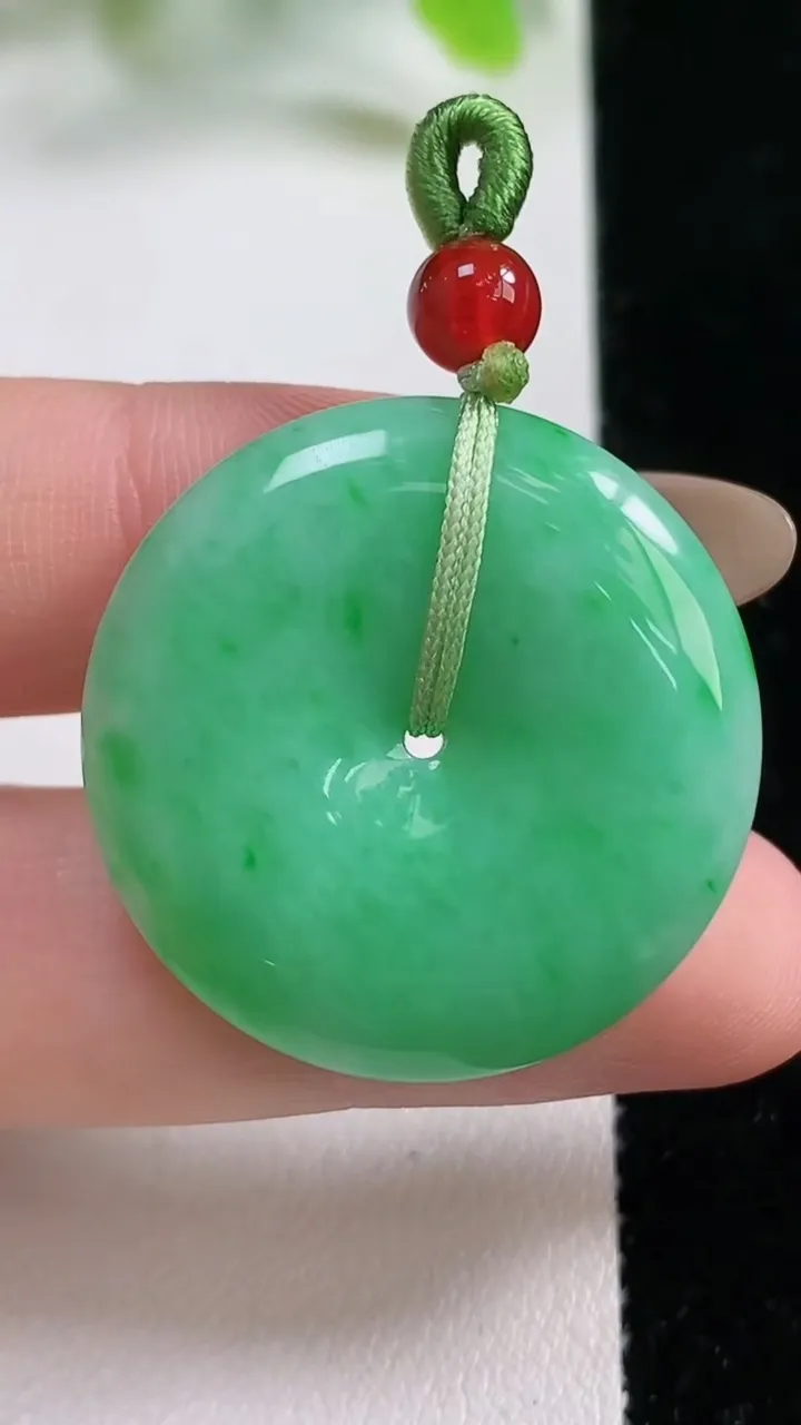 天然A货翡翠平安扣吊坠，尺寸29.6-6，重量:10.80g
11月6日