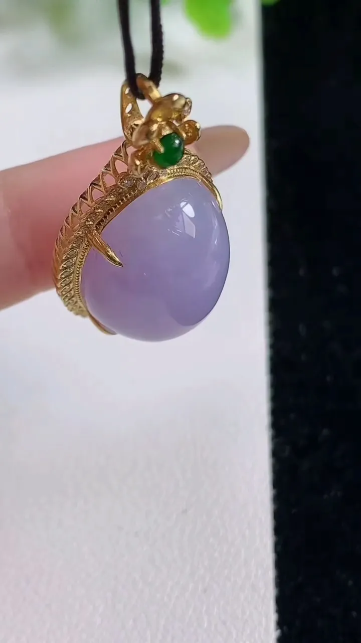 天然A货翡翠种紫罗兰蛋面吊坠，尺寸34-18.7-12.9裸石19.6-15，重量:8.61g
11月6日
