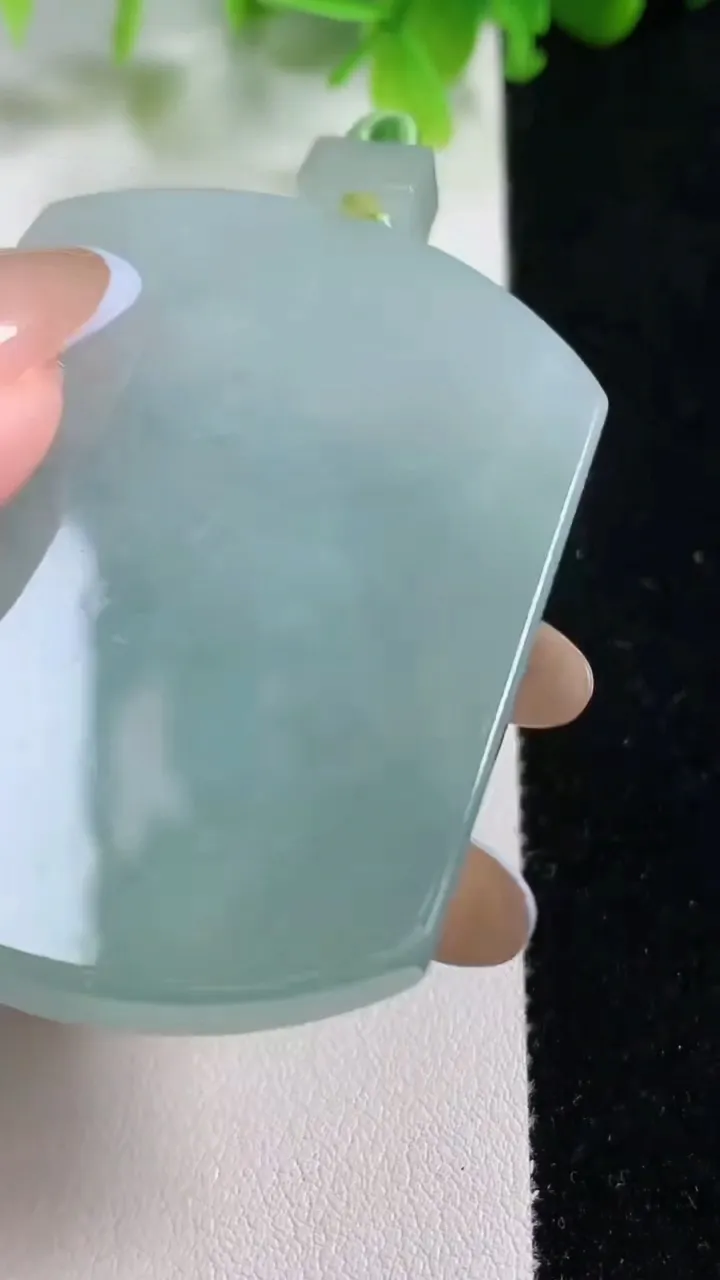 天然A货翡翠无事牌吊坠，尺寸56.2-42.4-6.3，重量:41.72g
11月6日