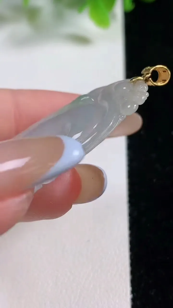 天然A货翡翠如意吊坠，尺寸46.5-24.8-4.3，重量8.18g
11月6日